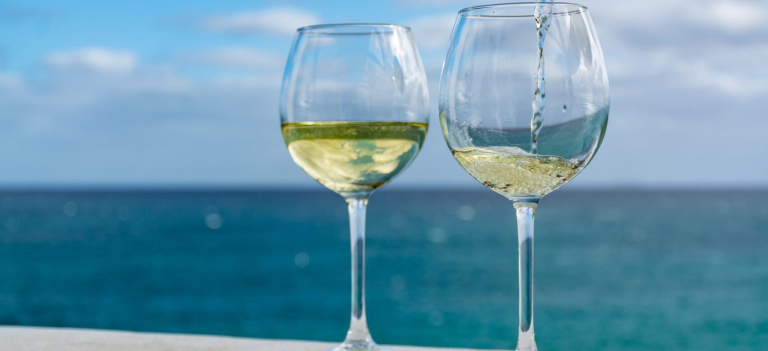 Vini bianchi per l’estate: dalla spiaggia alla cena i calici da non perdere
